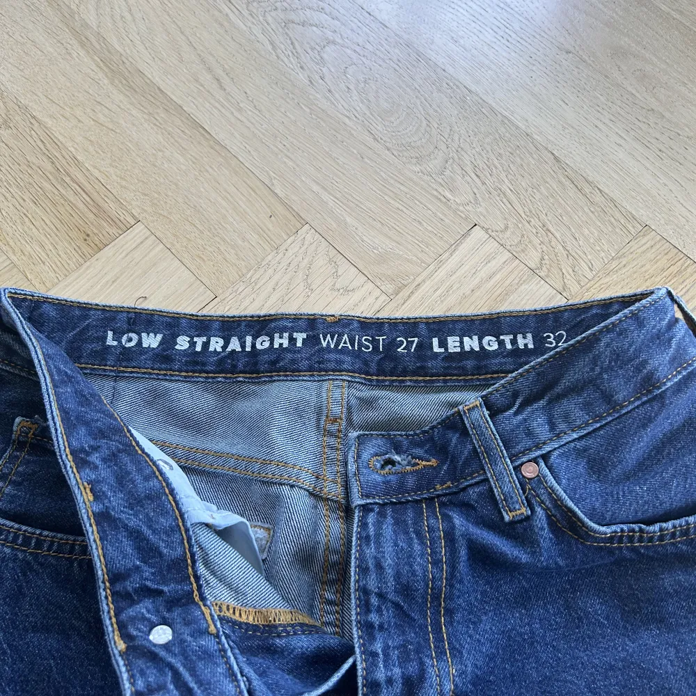 lågmidjade jeans från bikbok storlek 27 32 modell 570 Säljer för att de är för stora och passar inte bra på mig, har bara använt ett få tal gånger!💓💓💓. Jeans & Byxor.