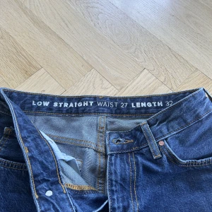 Low straight jeans 😍 - lågmidjade jeans från bikbok storlek 27 32 modell 570 Säljer för att de är för stora och passar inte bra på mig, har bara använt ett få tal gånger!💓💓💓
