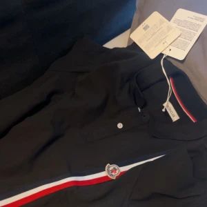 Moncler skjorta  - Den är sprillans ny använt den tre gånger inte tvättat den än helt fläck fri pris kan diskuteras 