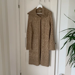 Stickad lång kofta  - Lite äldre stickad lång kofta 