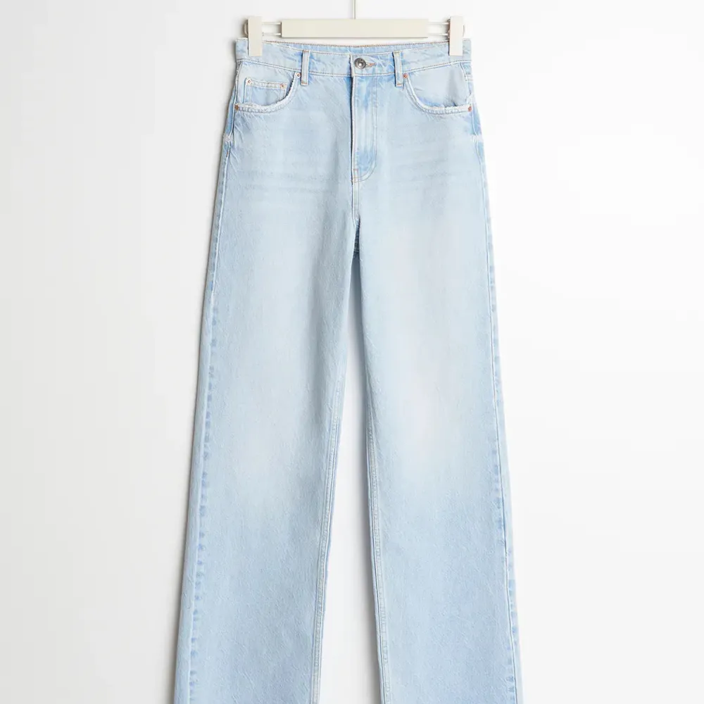 Säljer mina Idun jeans pga att har en annan storlek nu. Ljusblå jeans. Storlek 36. Lånade bilder . Jeans & Byxor.