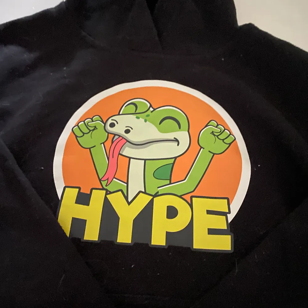 Säljer nu denna hoodie ifrån tomus merch hype, säljer för 200kr! Finns tecken på användning  . Hoodies.