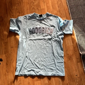 Hoodrick tröja - Köpt på jd knappast använd i bra skick säljer då jag inte använder 