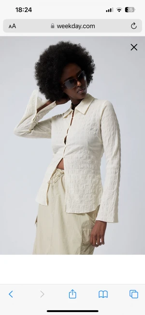 Smockad blus Weekday - En jättefin smockad blus från Weekday. Storlek S. Aldrig använd. Nypris 420kr.