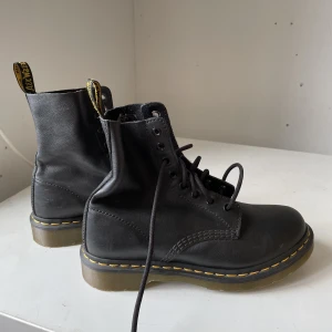 Dr martens  - Storlek 39, bara använda Max 3 gånger! Inte torrspruckna eller någontint, jättefint skick! 