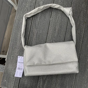 Väska från gina - Helt oanvänd glittrig väska från Gina. Nyinköpt och nypris 429kr🫶🏼 Perfekt till fest men funkar även för att klä upp en tråkigare outfit! 