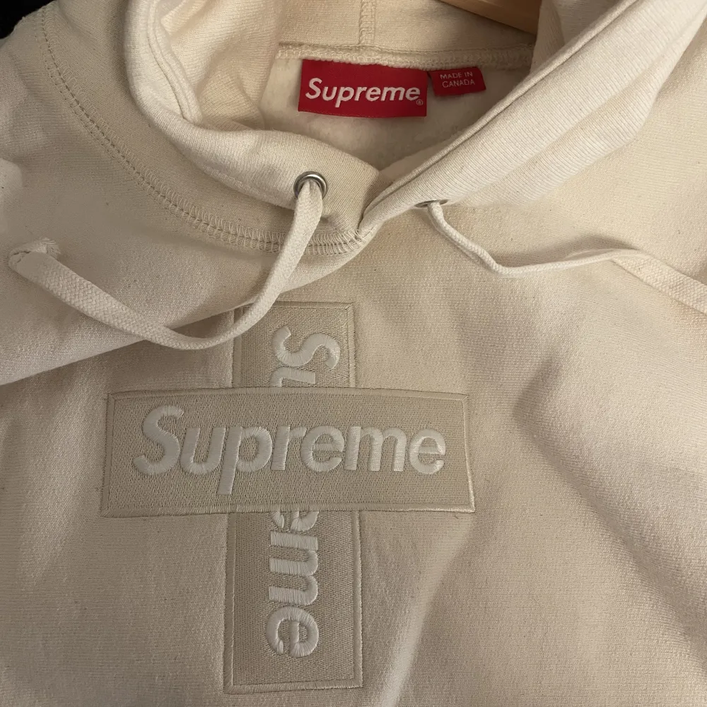 5 saker att säga: SUPREME SUPREME SUPREME SUPREME SUPREME farlig bogo i fetaste färgen, helt oanvänd och kommer med original förpackningen  skickar me en supreme sticker för ja känner för d. Hoodies.