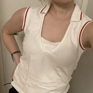 Vit Blus - En vit blus med röda detaljer ❤️ Den är något ostruken på bilden 🙈 Pris kan diskuteras 🙌