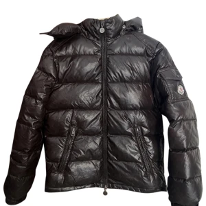 moncler jacka - Funderar på att sälja min moncler jacka som är köpt från Vestiare Collective förra vintern! Den är i fint skick och superskön att ha undrr hösten/vintern. Färgen är mörkbrun och den är en liten M. Kvitto finns från Vestiaire! 