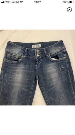 Lågmidjade jeans 😍 - Midja 82 cm, innerben 87 cm. ÄLSKAR dessa men de är tyvärr för små❤️ köp gärna direkt!
