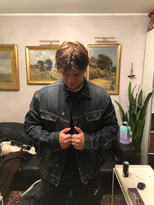 Lee jeansjacka  - snygg jeansjacka från lee i mycket fint skick. Storlek XL dock ganska stor i storleken passar fint som oversized passar både men och kvinnor, perfekt 3 season jacka (vår,sommar,höst)