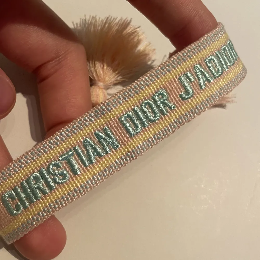 Christian Dior armband köpt utomlands ❤️Storleken går att justera. Accessoarer.
