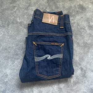 säljer ett par as snygga nudie jeans som tyvärr inte passar mig🙃🙃 nypris runt 1200, väldigt bra skick! (inga defekter)