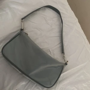 Ljusblå axelväska från Zara - En jättesöt väska från Zara, skick 7/10. Lite sliten, annars fin och har hyfsat bra utrymme. 