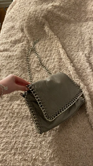 Grå väska med silvermedaljer  - En jätte söt grå väska med silverdetaljer! 