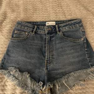 Säljer dessa jeans shorts från zara i storlek 38!💗