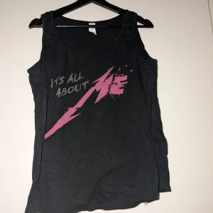 Officiell Metallica bandtröja  - Officiell Metallica merch. Storleken är xl men jag som har S/M tycker att den känns som min storlek