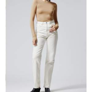 Säljer mina vita weekday jeans i modellen rowe! Jätte fina å har en bra längd :)