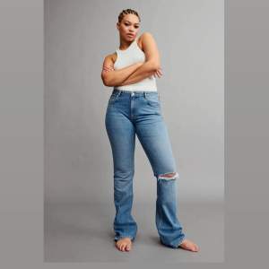 Säljer dessa jätte snygga jeans från Gina som är slutsålda på nätet och butik vad jag vet 💘 dom är i ett jätte bra skick och har inga defekter eller liknande 💘 köptes för 499kr💘skriv för frågor eller liknande 💘