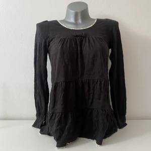 Topp - Långärmad vintage topp med rosett i mitten 🖤