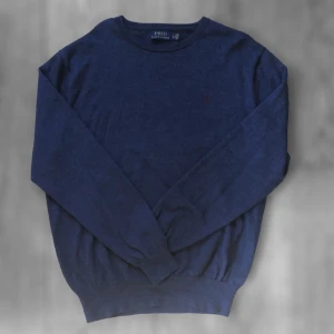 Ralhp lauren tröja - En riktigt snygg Ralph lauren tröja helt perfekt nu till hösten. Jättebra skick förutom ett litet hål som man knappt märker nere på tröjan. Den är storlek L men skulle säga att den passar M.  Skriv vid frågor eller funderingar🙌