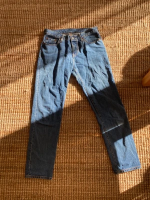 Levis 501 - Blå Levis 501, i mycket bra skick. Köparen står för frakt