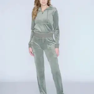Jag säljer dessa byxor då de ej kommer till användning i färgen chinois green ifrån Juicy Couture! Dem är köpta för 1100 kr och säljs för 800 kr men pris kan diskuteras! Det är i väldigt fint skick, knappt använda🫶🏼 Köparen står för frakten!