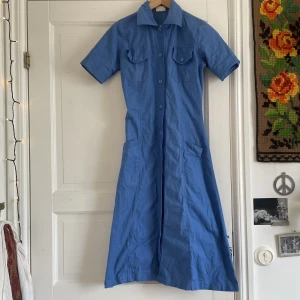 Retro klänning  - I fint skick! Står storlek 38 men uppskattar till 34/36-S