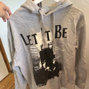 The Beatles hoodie - The Beatles oversized hoodie Skit snygg och skön hoodie kommer bara inte till användning, strl L men skulle passa xl med!