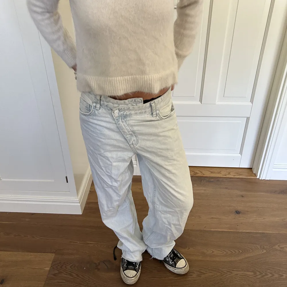 Asnajs jeans med cool knapp. Jeans & Byxor.