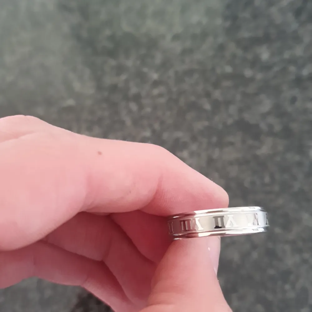 Tja säljer denna ring jag aldrig använt då den var för stor för mig. Ny pris är ca 500 kr. Ringen är vattentät så den inte rostar eller liknande.. Accessoarer.