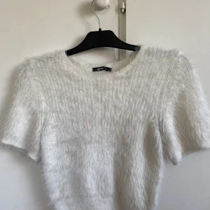 Vit stickad T-shirt - Vit populära stickad ”T-shirt” från Gina Tricot. Köpte för 400 ish och säljer för 199kr. Skriv vid intresse, vid snabbt köp kan jag sänka priset 💕