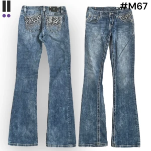 M67 lågmidjade bootcut missme jeans  - MissMe jeans i model Boot 💜 Tag 27W 💜Midja (rakt över) 37cm 💜 Innerben 82cm 💜 Ytterben 107cm 💜 Benöppning 21cm 💜 Lagningar, och en trasig detalj knapp 💜Våra mått blir W=29 och L=32 💜 Men jämför alltid måtten med dina bästa jeans💜 M67