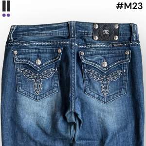 MissMe jeans i model Boot 💜 Tag 31W 💜Midja (rakt över) 41cm 💜 Innerben 74cm 💜 Ytterben 110cm 💜 Benöppning 23cm 💜 Fläck på vänster ben 💜Våra mått blir W=32 och L=29 💜 Men jämför alltid måtten med dina bästa jeans💜M23