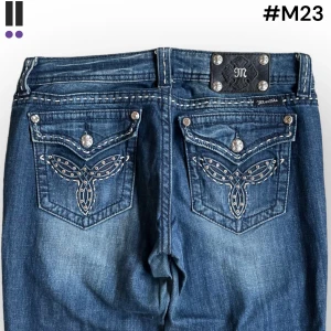 M23 lågmidjade bootcut missme jeans  - MissMe jeans i model Boot 💜 Tag 31W 💜Midja (rakt över) 41cm 💜 Innerben 74cm 💜 Ytterben 110cm 💜 Benöppning 23cm 💜 Fläck på vänster ben 💜Våra mått blir W=32 och L=29 💜 Men jämför alltid måtten med dina bästa jeans💜M23