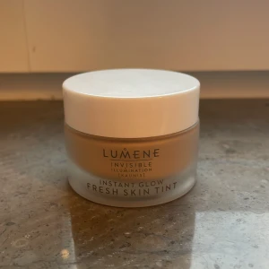 Skin tint  - Säljer en lumene skin tint som ej är använd, bara provad! Säljer för att färgen inte passade mig🥰