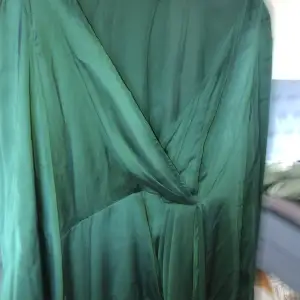 En fin balklänning som är grön och inte använd men finns ingen storlek men passar M verkligen jätte FIN!