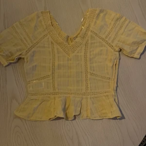 Topp - Topp i väldigt bra skick, använd en gång. Storlek 36. 