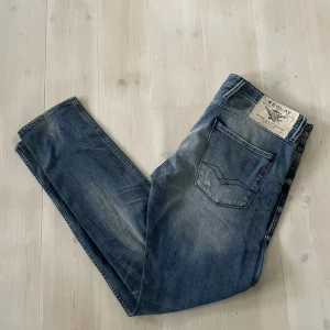 Replay Anbass - Replay Anbass Jeans i riktigt bra skick! Storlek 34/34. Kontakta mig vid fler frågor eller funderingar. 