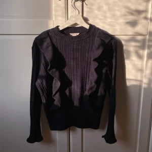 snygg mörkblå tröja!💙 - en mörkblå tröja från h&m, armarna är uppsydda. (den är mörkblå, men ser nästan lite svartlila ut på bilderna).💕 (fråga för fler bilder). Använd ca 3 gånger, så bra skick😊