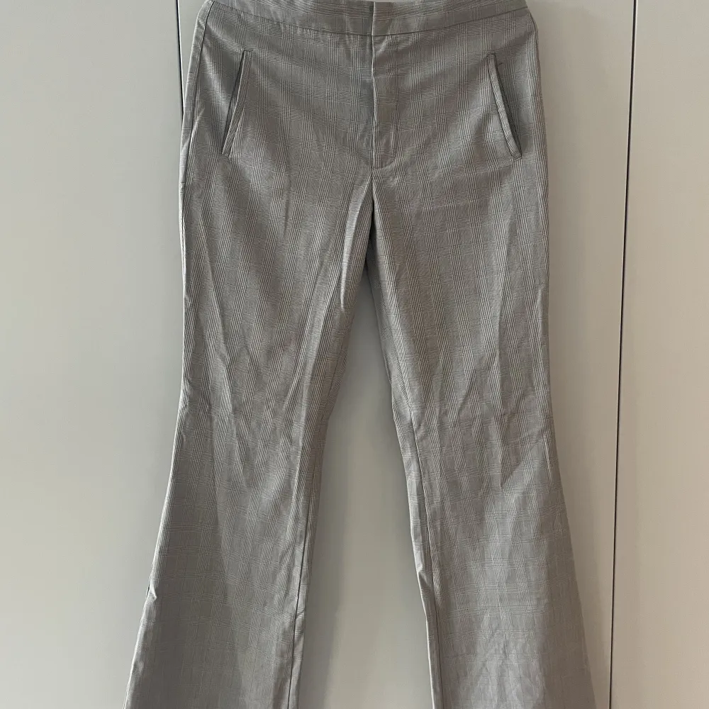 Kostymbyxor från Zara ✨ • low waist • grå, svart och vit rutiga  • Vida byxben men tajta i låren  • Fint skick  • storlek M . Jeans & Byxor.