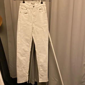 Vita jeans  - Högmidjad  Vita Inga fläckar Finns i Holmsund men kan tas till Ersboda på vardagar.
