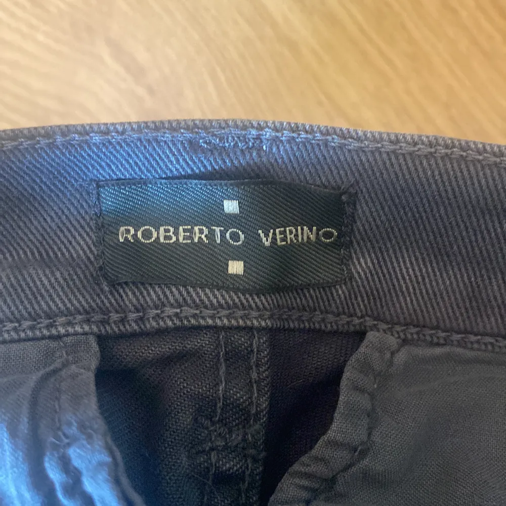 Jättesnygga Roberto Verino jeans, köpta second hand men bara använda av mig ett fåtal gånger och fortfarande i bra skick. Storlek XS men passar även S🩶. Jeans & Byxor.