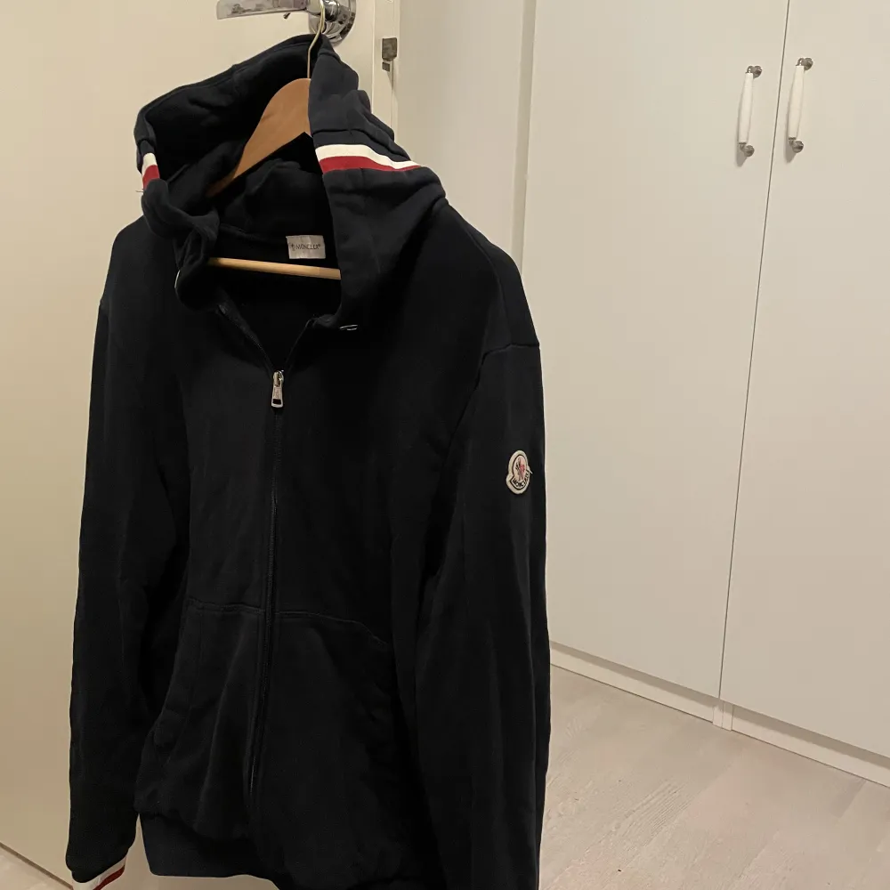 Hej! Säljer min moncler hoodie pga rensing i garderoben. Hoodien är i bra skick och är ett måste i garderoben. Säljes för 1799kr  QR kod in till monclers hemsida . Hoodies.