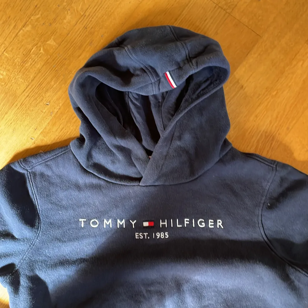 Säljer denna Tommy Hilfiger hoodie som jag aldrig använt. Köpt för 699kr. . Neuletakit & Villapaidat.