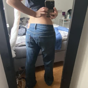 lågmidjade levis - ett par snygga lågmidjade levis jeans som inte kommer till användning, W31 L30 sitter perfekt på mig som vanligtvis har stlk 36, midjemått 40 tvärsöver 