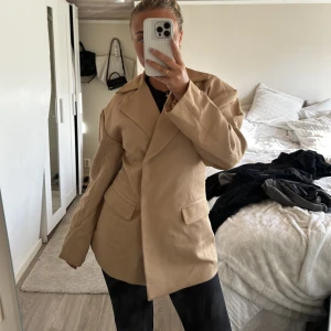BEIGE KAVAJ - helt ny kavaj från gina tricot, figursydd