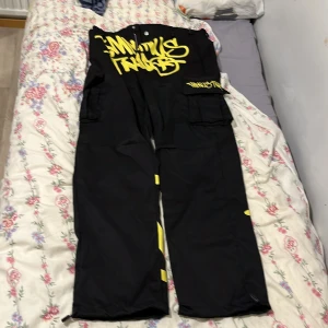 Minus two cargos  - Dom var för stora för mig så säljer dom för 400 dom är XL  men när man tar på sig dom är dom som L