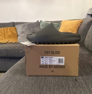 Yeezy Slide  - Säljer helt nya yeezy slides granit pga av fel stl. Storlek. 42     