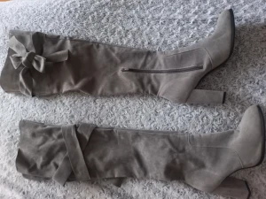 Fint stövlar grå str 39 - Fint helt ny stövlar grå,str 39. Högklackat 8cm. Mobil 0793537427. Välkommen